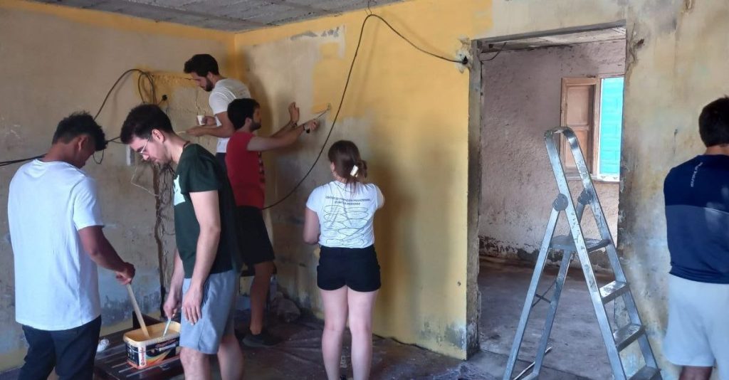 Solidaridad en acción: SJM-Almería y la Pastoral Universitaria mejoran una vivienda en el asentamiento de Atochares (Níjar)